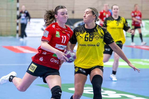 Handball Bundesliga Frauen,HBF, Saison 2025 2026 SV Union Halle-Neustadt vs.Borussia Dortmund Halle, Deutschland 04.Februar 2026: Im Bild:v. li. im Zweikampf Emma Hertha (Halle) und Dana Bleckmann (Dortmund) Halle Saale SWH Arena Sachsen-Anhalt Deutschland