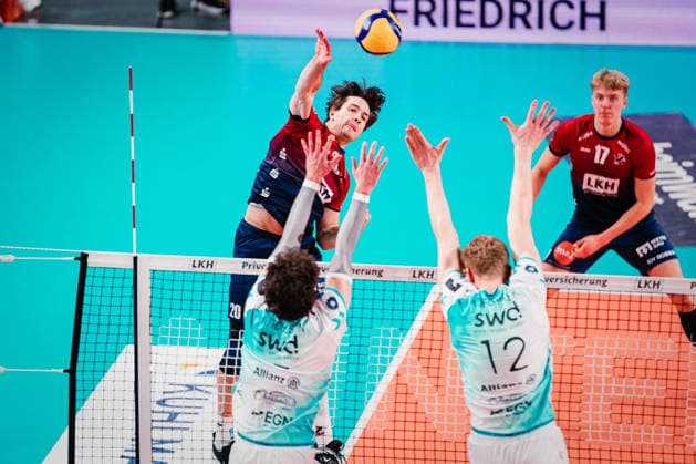 VBL: SVG Lüneburg vs. SWD powervolleys Düren, 04.02.205 Ethan Champlin (SVG Lüneburg, 20) schlägt, davor Siebe Korenblek (12, SWD Powervolleys Düren) und Zachary Peter Hutcheson (15, SWD Powervolleys Düren); Volleyball Bundesliga: SVG Lüneburg vs. SWD powervolleys Düren am 04.02.2026 in der LKH-Arena, Lüneburg Copyright: xBEAUTIFULxSPORTS Tonhäuserx
