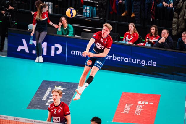 VBL: SVG Lüneburg vs. SWD powervolleys Düren, 04.02.205 Axel Enlund (SVG Lüneburg, 17) schlägt auf; Volleyball Bundesliga: SVG Lüneburg vs. SWD powervolleys Düren am 04.02.2026 in der LKH-Arena, Lüneburg Copyright: xBEAUTIFULxSPORTS Tonhäuserx