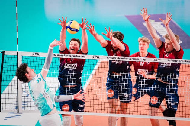 VBL: SVG Lüneburg vs. SWD powervolleys Düren, 04.02.205 Zachary Peter Hutcheson (15, SWD Powervolleys Düren) schlägt, dahinter im Block Santeri Välimaa (SVG Lüneburg, 12), Joscha Kunstmann (SVG Lüneburg, 7) und Daniel Gruvaeus (SVG Lüneburg, 2); Volleyball Bundesliga: SVG Lüneburg vs. SWD powervolleys Düren am 04.02.2026 in der LKH-Arena, Lüneburg *** VBL SVG Lüneburg vs SWD powervolleys Düren, 04 02 205 Zachary Peter Hutcheson 15, SWD Powervolleys Düren hitting, behind in the block Santeri Välimaa SVG Lüneburg, 12 , Joscha Kunstmann SVG Lüneburg, 7 and Daniel Gruvaeus SVG Lüneburg, 2 Volleyball Bundesliga SVG Lüneburg vs SWD powervolleys Düren on 04 02 2026 in the LKH Arena, Lüneburg Copyright: xBEAUTIFULxSPORTS Tonhäuserx
