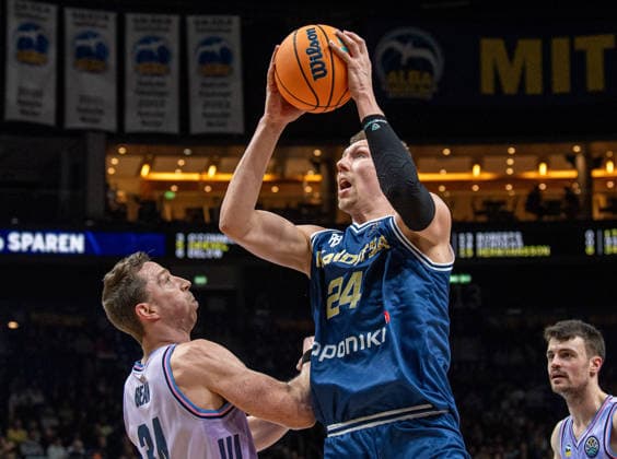 Basketball, Herren, Saison 2025 2026, Basketball Champions League (Round of 16, Gruppe J), Alba Berlin - Karditsa Iaponiki, v.l. Justin Bean (Alba), Alexander Madsen (Karditsa), 04.02.2026, Copyright: xSebastianxRäppold MatthiasxKochx