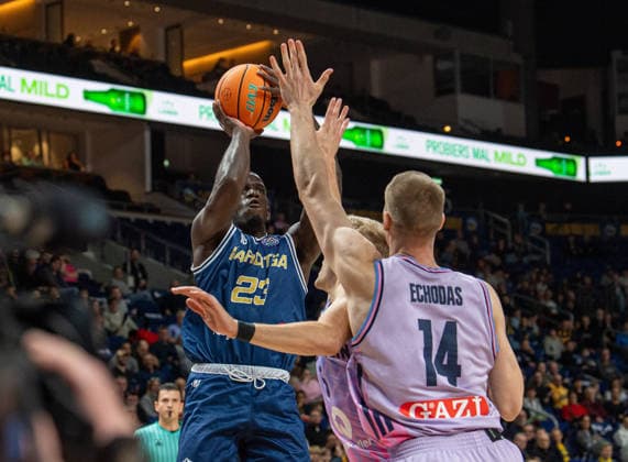 Basketball, Herren, Saison 2025 2026, Basketball Champions League (Round of 16, Gruppe J), Alba Berlin - Karditsa Iaponiki, v.l. Damien Jefferson (Karditsa), Sam Griesel (Alba), Martynas Echodas (Alba), 04.02.2026, Copyright: xSebastianxRäppold MatthiasxKochx