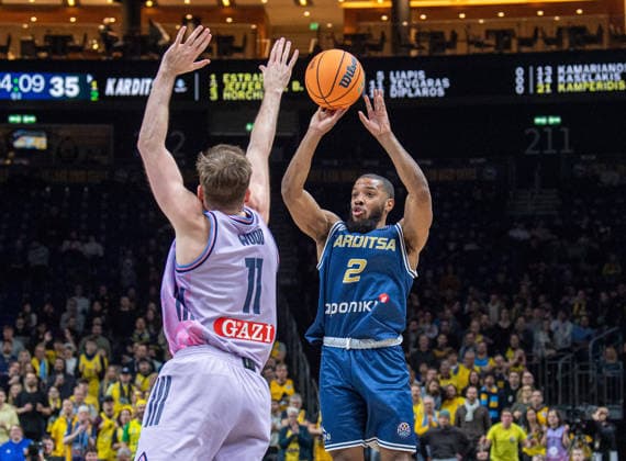 Basketball, Herren, Saison 2025 2026, Basketball Champions League (Round of 16, Gruppe J), Alba Berlin - Karditsa Iaponiki, v.l. Moses Wood (Alba), Brandon Jefferson (Karditsa), 04.02.2026, Copyright: xSebastianxRäppold MatthiasxKochx