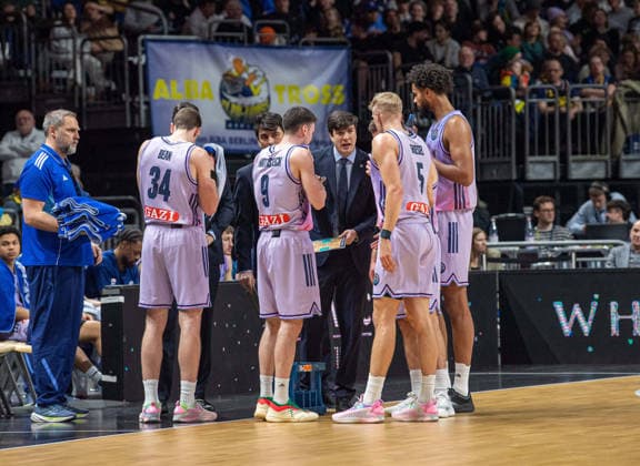 Basketball, Herren, Saison 2025 2026, Basketball Champions League (Round of 16, Gruppe J), Alba Berlin - Karditsa Iaponiki, v.l. Justin Bean (Alba), Jonas Mattiseck (Alba), Trainer Pedro Calles (Alba), Sam Griesel (Alba), Norris Agbakoko (Alba), 04.02.2026, Copyright: xSebastianxRäppold MatthiasxKochx