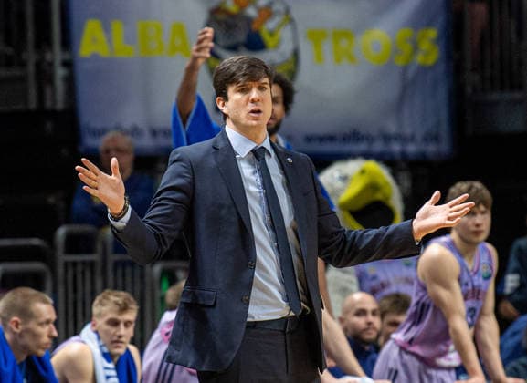 Basketball, Herren, Saison 2025 2026, Basketball Champions League (Round of 16, Gruppe J), Alba Berlin - Karditsa Iaponiki, Trainer Pedro Calles (Alba), 04.02.2026, Copyright: xSebastianxRäppold MatthiasxKochx
