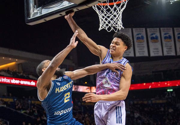 Basketball, Herren, Saison 2025 2026, Basketball Champions League (Round of 16, Gruppe J), Alba Berlin - Karditsa Iaponiki, v.l. Brandon Jefferson (Karditsa), Jack Kayil (Alba), 04.02.2026, Copyright: xSebastianxRäppold MatthiasxKochx