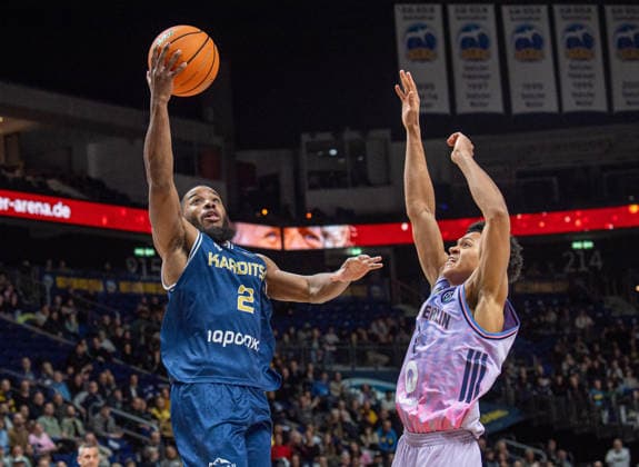 Basketball, Herren, Saison 2025 2026, Basketball Champions League (Round of 16, Gruppe J), Alba Berlin - Karditsa Iaponiki, v.l. Brandon Jefferson (Karditsa), Jack Kayil (Alba), 04.02.2026, Copyright: xSebastianxRäppold MatthiasxKochx