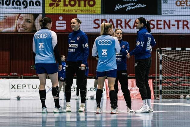 Szene mit Nicole Roth (61; HSG Blomberg-Lippe), Nieke Kühne (9; HSG Blomberg-Lippe) und Alexia Hauf (31; HSG Blomberg-Lippe) Szene mit Nicole Roth (61; HSG Blomberg-Lippe), Nieke Kühne (9; HSG Blomberg-Lippe) und Alexia Hauf (31; HSG Blomberg-Lippe)