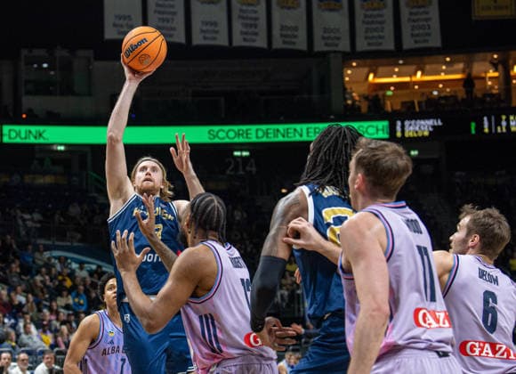 Basketball, Herren, Saison 2025 2026, Basketball Champions League (Round of 16, Gruppe J), Alba Berlin - Karditsa Iaponiki, v.l. Noah Horchler (Karditsa), J wan Roberts (Alba), Warren Washington (Karditsa), Moses Wood (Alba), Malte Delow (Alba), 04.02.2026, Copyright: xSebastianxRäppold MatthiasxKochx