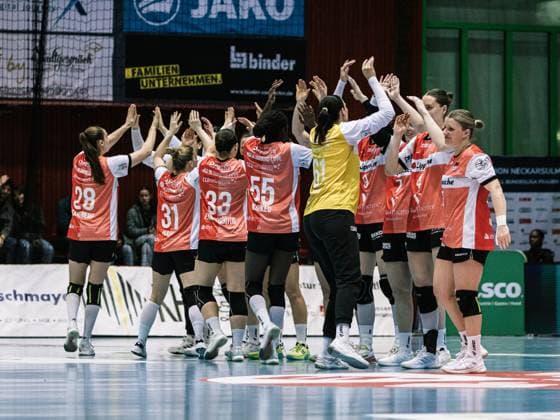 Szene mit Laura Rüffieux (3; HSG Blomberg-Lippe), Andrea Jacobsen (4; HSG Blomberg-Lippe), Diana Dögg Magnusdottir (7; HSG Blomberg-Lippe), Nieke Kühne (9; HSG Blomberg-Lippe), Nuria Bucher (21; HSG Blomberg-Lippe), Judith Tietjen (22; HSG Blomberg-Lippe), Marie Michalczik (24; HSG Blomberg-Lippe), Malin Sandberg (28; HSG Blomberg-Lippe), Alexia Hauf (31; HSG Blomberg-Lippe), Elin Rosa Magnusdottir (33; HSG Blomberg-Lippe), Farrelle Njinkeu (55; HSG Blomberg-Lippe) und Nicole Roth (61; HSG Blomberg-Lippe) Szene mit Laura Rüffieux (3; HSG Blomberg-Lippe) und Malin Sandberg (28; HSG Blomberg-Lippe)