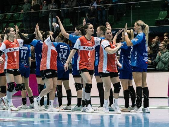 Szene mit Andrea Jacobsen (4; HSG Blomberg-Lippe), Nieke Kühne (9; HSG Blomberg-Lippe), Laura Rüffieux (3; HSG Blomberg-Lippe) und Judith Tietjen (22; HSG Blomberg-Lippe) sowie Meret Ossenkopp (22; Union Neckarsulm) Szene mit Andrea Jacobsen (4; HSG Blomberg-Lippe) und Laura Rüffieux (3; HSG Blomberg-Lippe)