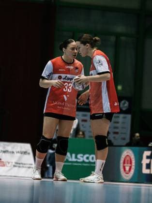 Szene mit Maxi Mühlner (10; HSG Blomberg-Lippe) und Elin Rosa Magnusdottir (33; HSG Blomberg-Lippe) Szene mit Maxi Mühlner (10; HSG Blomberg-Lippe) und Elin Rosa Magnusdottir (33; HSG Blomberg-Lippe)