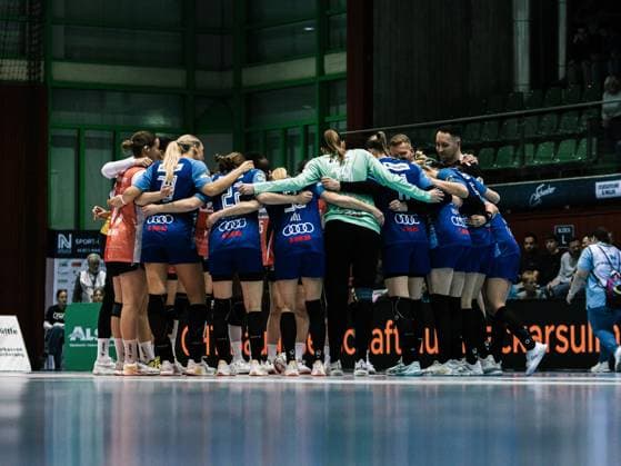 Szene mit Angunn Gudmestad (7; Union Neckarsulm), Johanna Fossum (12; Sport-Union Neckarsulm), Alicia Soffel (13; Sport-Union Neckarsulm), Kamila Kordovska (14; Sport-Union Neckarsulm), Lynn Holtman (17; Sport-Union Neckarsulm), Iva van der Linden (19; Sport-Union Neckarsulm), Alessia Riner (21; Sport-Union Neckarsulm), Meret Ossenkopp (22; Sport-Union Neckarsulm), Munia Smits (23; Sport-Union Neckarsulm), Lena Ivancok (29; Sport-Union Neckarsulm), Merle Albers (39; Sport-Union Neckarsulm), Lilli Holste (58; Sport-Union Neckarsulm), Antje Döll (59; Sport-Union Neckarsulm), Paulina Uscinowicz (78; Sport-Union Neckarsulm), Laura Rüffieux (3; HSG Blomberg-Lippe), Andrea Jacobsen (4; HSG Blomberg-Lippe), Amber Verbraeken (5; HSG Blomberg-Lippe), Diana Dögg Magnusdottir (7; HSG Blomberg-Lippe), Nieke Kühne (9; HSG Blomberg-Lippe), Maxi Mühlner (10; HSG Blomberg-Lippe), Ona Vegue (14; HSG Blomberg-Lippe), Carolin Jaron (15; HSG Blomberg-Lippe), Nuria Bucher (21; HSG Blomberg-Lippe), Judith Tietjen (22; HSG Blomberg-Lippe), Marie Michalczik (24; HSG Blomberg-Lippe), Malin Sandberg (28; HSG Blomberg-Lippe), Alexia Hauf (31; HSG Blomberg-Lippe), Elin Rosa Magnusdottir (33; HSG Blomberg-Lippe) und Farrelle Njinkeu (55; HSG Blomberg-Lippe) Besprechung mit Angunn Gudmestad (7; Sport-Union Neckarsulm) und Laura Rüffieux (3; HSG Blomberg-Lippe)