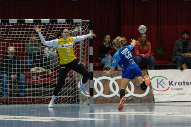 Szene mit Nicole Roth (61; HSG Blomberg-Lippe) und Antje Döll (59; Union Neckarsulm) Szene mit Nicole Roth (61; HSG Blomberg-Lippe) und Antje Döll (59; Sport-Union Neckarsulm)