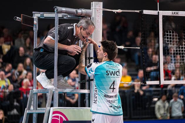 Volleyball I Herren I Saison 2025-2026 I Bundesliga I SVG Lüneburg - SWD powervolleys Düren I 04.02.2026 Gregor Pernus (4, SWD Powervolleys Düren) im Gespräch mit dem Schiedsrichter Copyright: xLobeca Björn-OlexKehmx