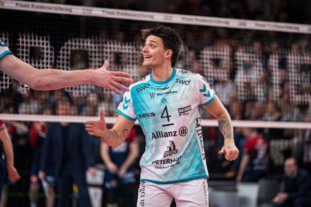 Volleyball I Herren I Saison 2025-2026 I Bundesliga I SVG Lüneburg - SWD powervolleys Düren I 04.02.2026 Gregor Pernus (4, SWD Powervolleys Düren) klatscht mit Siebe Korenblek (12, SWD Powervolleys Düren) ab Copyright: xLobeca Björn-OlexKehmx