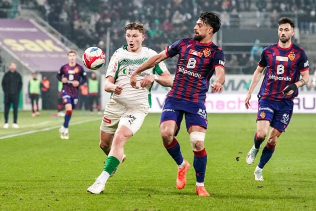 Fussball: Schweiz: Schweizer Cup 2025 2026 - Viertelfinale, 04.02.2026 - FC St. Gallen vs. FC Basel - Kybunpark (St. Gallen, Schweiz); Alessandro Vogt (FC St. Gallen), Nicolas Vouilloz (FC Basel) Copyright: xLUKAxKOLANOVICx