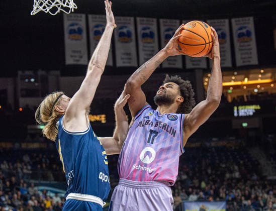 Basketball, Herren, Saison 2025 2026, Basketball Champions League (Round of 16, Gruppe J), Alba Berlin - Karditsa Iaponiki, v.l. Noah Horchler (Karditsa), Norris Agbakoko (Alba), 04.02.2026, Copyright: xSebastianxRäppold MatthiasxKochx