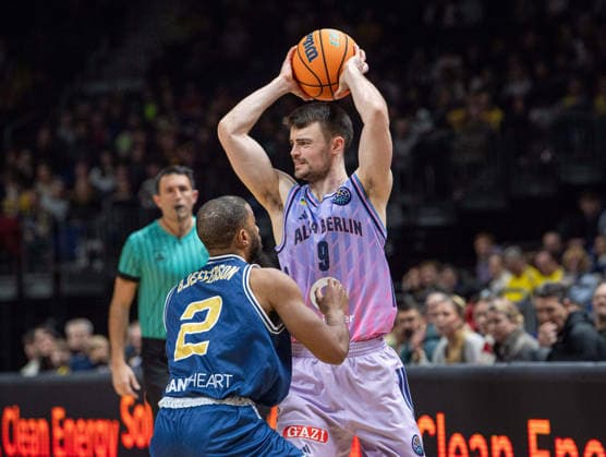 Basketball, Herren, Saison 2025 2026, Basketball Champions League (Round of 16, Gruppe J), Alba Berlin - Karditsa Iaponiki, v.l. Brandon Jefferson (Karditsa), Jonas Mattiseck (Alba), 04.02.2026, Copyright: xSebastianxRäppold MatthiasxKochx