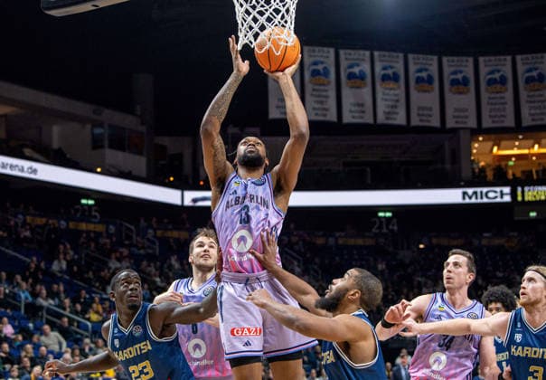 Basketball, Herren, Saison 2025 2026, Basketball Champions League (Round of 16, Gruppe J), Alba Berlin - Karditsa Iaponiki, v.l. Damien Jefferson (Karditsa), Malte Delow (Alba), J wan Roberts (Alba), Brandon Jefferson (Karditsa), Justin Bean (Alba), Noah Horchler (Karditsa), 04.02.2026, Copyright: xSebastianxRäppold MatthiasxKochx