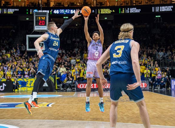 Basketball, Herren, Saison 2025 2026, Basketball Champions League (Round of 16, Gruppe J), Alba Berlin - Karditsa Iaponiki, v.l. Alexander Madsen (Karditsa), Jack Kayil (Alba), Noah Horchler (Karditsa), 04.02.2026, Copyright: xSebastianxRäppold MatthiasxKochx