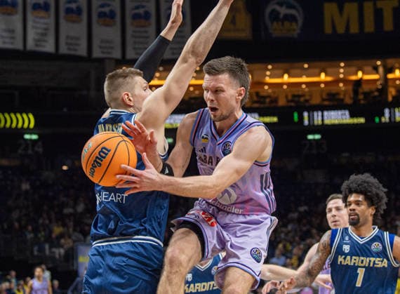 Basketball, Herren, Saison 2025 2026, Basketball Champions League (Round of 16, Gruppe J), Alba Berlin - Karditsa Iaponiki, v.l. Alexander Madsen (Karditsa), Martin Hermannsson (Alba), 04.02.2026, Copyright: xSebastianxRäppold MatthiasxKochx