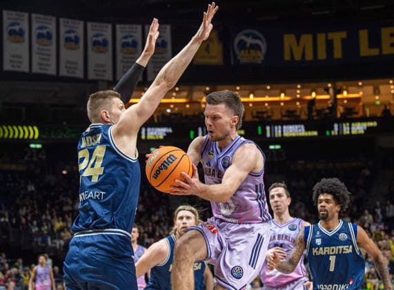 Basketball, Herren, Saison 2025 2026, Basketball Champions League (Round of 16, Gruppe J), Alba Berlin - Karditsa Iaponiki, v.l. Alexander Madsen (Karditsa), Martin Hermannsson (Alba), 04.02.2026, Copyright: xSebastianxRäppold MatthiasxKochx