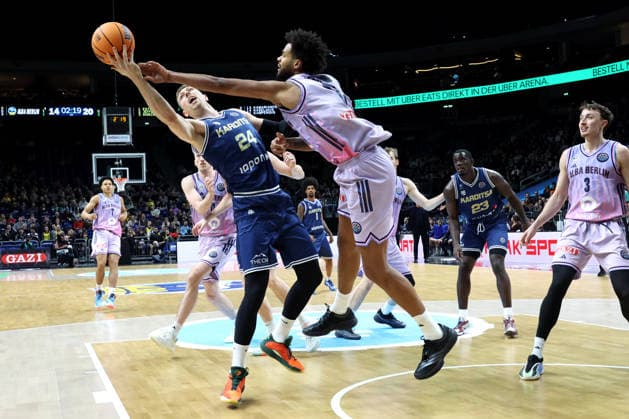 DEU, Europapokal, ALBA vs. AS Karditsa Iaponiki, 04.02.2026, Uber-Arena, Berlin, DEU, Europapokal, ALBA vs. AS Karditsa Iaponiki, im Bild Norris Agbakoko (ALBA Berlin 17), Aleksander Madsen (Karditsa Iaponiki 24)