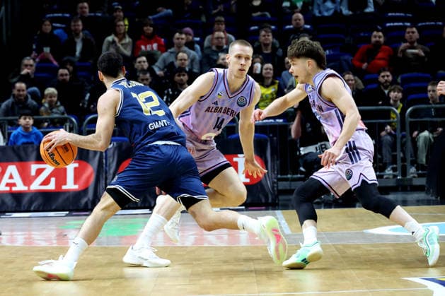 DEU, Europapokal, ALBA vs. AS Karditsa Iaponiki, 04.02.2026, Uber-Arena, Berlin, DEU, Europapokal, ALBA vs. AS Karditsa Iaponiki, im Bild Bennet Hundt (ALBA Berlin 33), Martynas Echodas (ALBA Berlin 14), Nikolaos Diplaros (Karditsa Iaponiki 12)