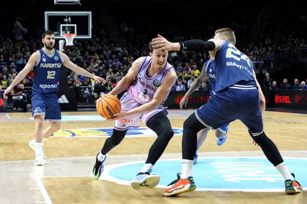 DEU, Europapokal, ALBA vs. AS Karditsa Iaponiki, 04.02.2026, Uber-Arena, Berlin, DEU, Europapokal, ALBA vs. AS Karditsa Iaponiki, im Bild Alex OÕConnell (ALBA Berlin 3), Aleksander Madsen (Karditsa Iaponiki 24)
