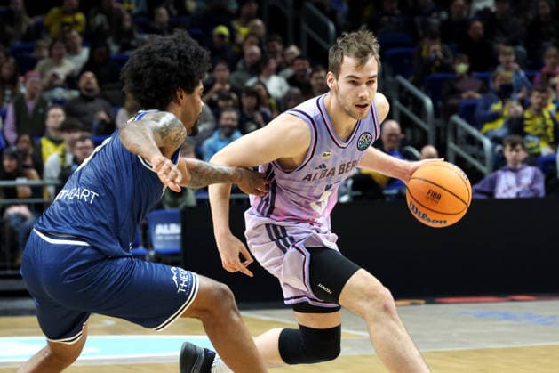 DEU, Europapokal, ALBA vs. AS Karditsa Iaponiki, 04.02.2026, Uber-Arena, Berlin, DEU, Europapokal, ALBA vs. AS Karditsa Iaponiki, im Bild MALTE DELOW (ALBA Berlin 6), Aaron Estrada (Karditsa Iaponiki 1)