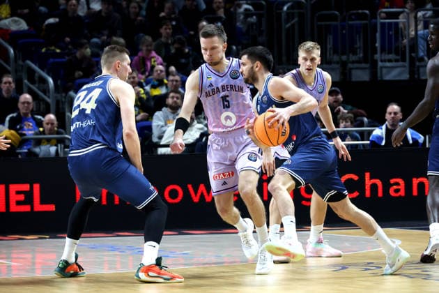 DEU, Europapokal, ALBA vs. AS Karditsa Iaponiki, 04.02.2026, Uber-Arena, Berlin, DEU, Europapokal, ALBA vs. AS Karditsa Iaponiki, im Bild MALTE DELOW (ALBA Berlin 6), Martynas Echodas (ALBA Berlin 14), Nikolaos Diplaros (Karditsa Iaponiki 12), Aleksander Madsen (Karditsa Iaponiki 24)