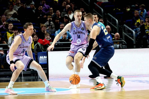 DEU, Europapokal, ALBA vs. AS Karditsa Iaponiki, 04.02.2026, Uber-Arena, Berlin, DEU, Europapokal, ALBA vs. AS Karditsa Iaponiki, im Bild Justin Bean (ALBA Berlin 34), Martynas Echodas (ALBA Berlin 14), Aleksander Madsen (Karditsa Iaponiki 24)