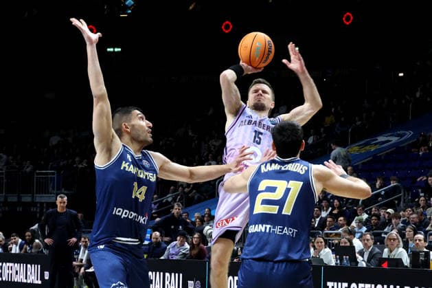 DEU, Europapokal, ALBA vs. AS Karditsa Iaponiki, 04.02.2026, Uber-Arena, Berlin, DEU, Europapokal, ALBA vs. AS Karditsa Iaponiki, im Bild Martin Hermannsson (ALBA Berlin 15), Nikolaos Diplaros (Karditsa Iaponiki 12), Georgos Kamperidis (Karditsa Iaponiki 21)