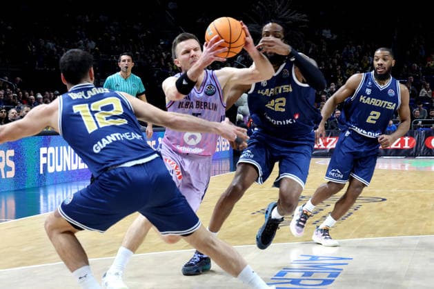DEU, Europapokal, ALBA vs. AS Karditsa Iaponiki, 04.02.2026, Uber-Arena, Berlin, DEU, Europapokal, ALBA vs. AS Karditsa Iaponiki, im Bild Martin Hermannsson (ALBA Berlin 15), Warren Washington (Karditsa Iaponiki 22), Nikolaos Diplaros (Karditsa Iaponiki 12), Brandon Jefferson (Karditsa Iaponiki 2)