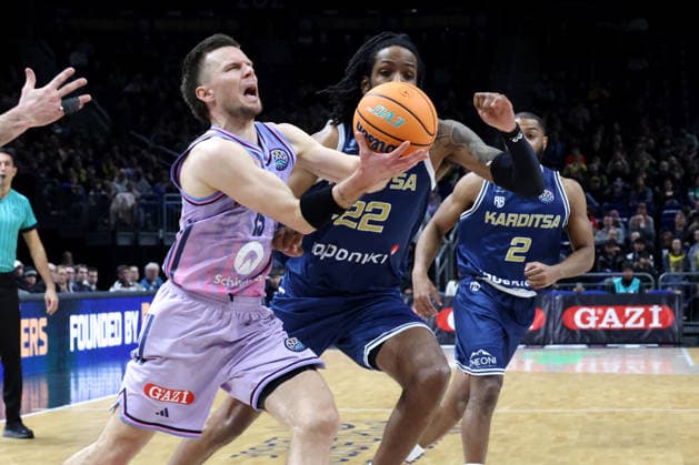 DEU, Europapokal, ALBA vs. AS Karditsa Iaponiki, 04.02.2026, Uber-Arena, Berlin, DEU, Europapokal, ALBA vs. AS Karditsa Iaponiki, im Bild Martin Hermannsson (ALBA Berlin 15), Warren Washington (Karditsa Iaponiki 22), Brandon Jefferson (Karditsa Iaponiki 2)