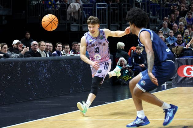 DEU, Europapokal, ALBA vs. AS Karditsa Iaponiki, 04.02.2026, Uber-Arena, Berlin, DEU, Europapokal, ALBA vs. AS Karditsa Iaponiki, im Bild Bennet Hundt (ALBA Berlin 33), Aaron Estrada (Karditsa Iaponiki 1)