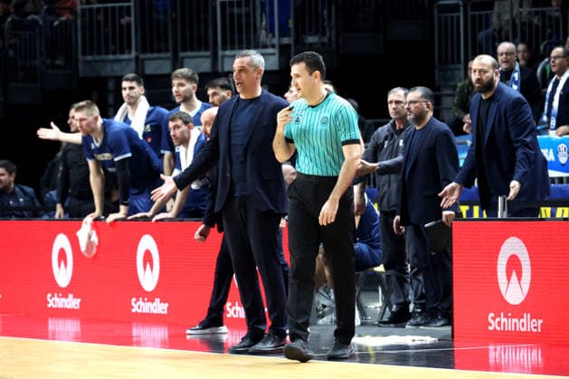 DEU, Europapokal, ALBA vs. AS Karditsa Iaponiki, 04.02.2026, Uber-Arena, Berlin, DEU, Europapokal, ALBA vs. AS Karditsa Iaponiki, im Bild Headcoach: Nikos Papanikolopoulos (Karditsa Iaponiki), Karditsa Iaponiki-Spielerbank