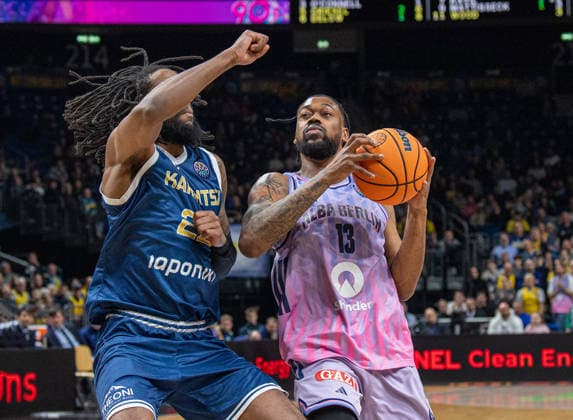 Basketball, Herren, Saison 2025 2026, Basketball Champions League (Round of 16, Gruppe J), Alba Berlin - Karditsa Iaponiki, v.l. Warren Washington (Karditsa), J wan Roberts (Alba), 04.02.2026, Copyright: xSebastianxRäppold MatthiasxKochx