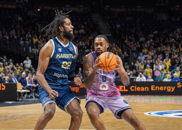 Basketball, Herren, Saison 2025 2026, Basketball Champions League (Round of 16, Gruppe J), Alba Berlin - Karditsa Iaponiki, v.l. Warren Washington (Karditsa), J wan Roberts (Alba), 04.02.2026, Copyright: xSebastianxRäppold MatthiasxKochx