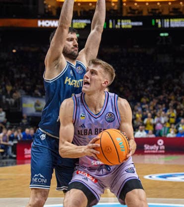 Basketball, Herren, Saison 2025 2026, Basketball Champions League (Round of 16, Gruppe J), Alba Berlin - Karditsa Iaponiki, v.l. Nikolaos Diplaros (Karditsa), Sam Griesel (Alba), 04.02.2026, Copyright: xSebastianxRäppold MatthiasxKochx