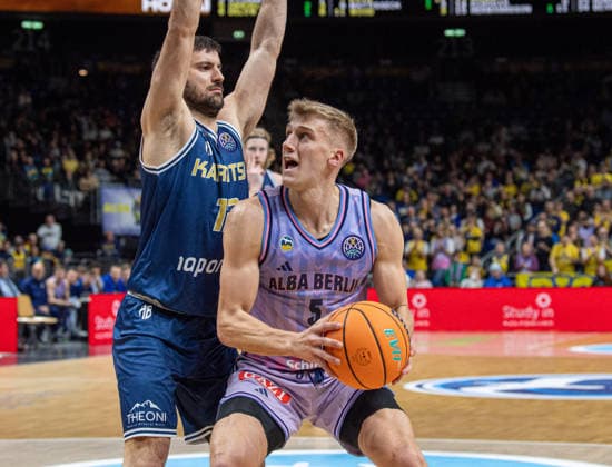 Basketball, Herren, Saison 2025 2026, Basketball Champions League (Round of 16, Gruppe J), Alba Berlin - Karditsa Iaponiki, v.l. Nikolaos Diplaros (Karditsa), Sam Griesel (Alba), 04.02.2026, Copyright: xSebastianxRäppold MatthiasxKochx