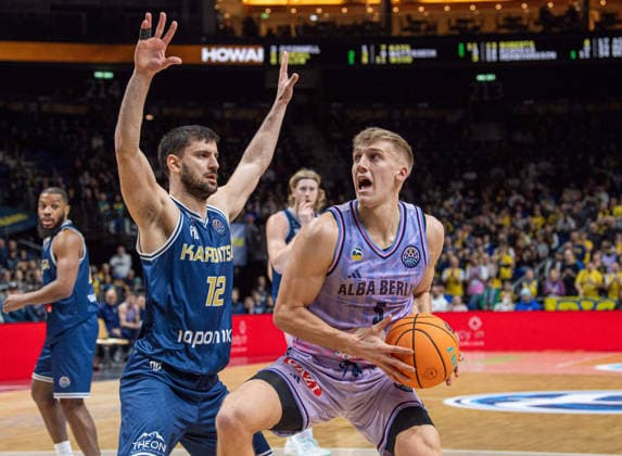 Basketball, Herren, Saison 2025 2026, Basketball Champions League (Round of 16, Gruppe J), Alba Berlin - Karditsa Iaponiki, v.l. Nikolaos Diplaros (Karditsa), Sam Griesel (Alba), 04.02.2026, Copyright: xSebastianxRäppold MatthiasxKochx