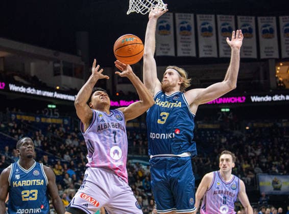 Basketball, Herren, Saison 2025 2026, Basketball Champions League (Round of 16, Gruppe J), Alba Berlin - Karditsa Iaponiki, v.l. Jack Kayil (Alba), Noah Horchler (Karditsa), 04.02.2026, Copyright: xSebastianxRäppold MatthiasxKochx