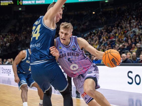 Basketball, Herren, Saison 2025 2026, Basketball Champions League (Round of 16, Gruppe J), Alba Berlin - Karditsa Iaponiki, v.l. Alexander Madsen (Karditsa), Sam Griesel (Alba), 04.02.2026, Copyright: xSebastianxRäppold MatthiasxKochx