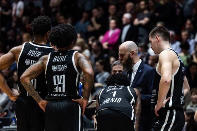 GER, BKT EuroCup, Saison 2025 2026, Niners Chemnitz - Dolomiti Energia Trento. 04.02.2026, Messe, Chemnitz, GER, BKT EuroCup, Saison 2025 2026, Niners Chemnitz - Dolomiti Energia Trento. Massimo Cancellieri (Head Coach), Tolomiti Energia Trento spricht mit seinen Spielern Foto Alexander Trienitz Chemnitz Messe Sachsen Deutschland