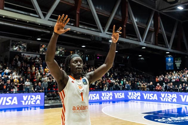 GER, BKT EuroCup, Saison 2025 2026, Niners Chemnitz - Dolomiti Energia Trento. 04.02.2026, Messe, Chemnitz, GER, BKT EuroCup, Saison 2025 2026, Niners Chemnitz - Dolomiti Energia Trento. Aher Uguak (Niners Chemnitz, 1) bedankt sich bei den Fans Foto Alexander Trienitz Chemnitz Messe Sachsen Deutschland
