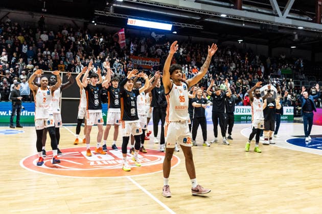GER, BKT EuroCup, Saison 2025 2026, Niners Chemnitz - Dolomiti Energia Trento. 04.02.2026, Messe, Chemnitz, GER, BKT EuroCup, Saison 2025 2026, Niners Chemnitz - Dolomiti Energia Trento. Roman Bedime (Niners Chemnitz, 35) bedankt sich bei den Fans mit dem Team Foto Alexander Trienitz Chemnitz Messe Sachsen Deutschland
