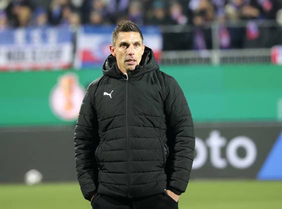 Trainer Marcel Rapp (Holstein Kiel) Fussball, Saison 2025 2026, Maenner, Herren, DFB Pokal, Viertelfinale, Holstein Stadion Kiel, Holstein Kiel gegen VfB Stuttgart, 0-3 DFL REGULATIONS PROHIBIT ANY USE OF PHOTOGRAPHS AS IMAGE SEQUENCES AND OR QUASI-VIDEO. *** Coach Marcel Rapp Holstein Kiel Football, Season 2025 2026, Men, Men, DFB Cup, Quarterfinals, Holstein Stadion Kiel, Holstein Kiel vs VfB Stuttgart, 0 3 DFL REGULATIONS PROHIBIT ANY USE OF PHOTOGRAPHS AS IMAGE SEQUENCES AND OR QUASI VIDEO