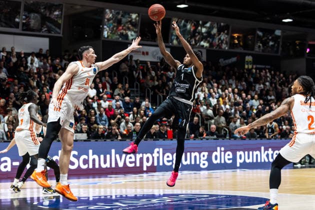 GER, BKT EuroCup, Saison 2025 2026, Niners Chemnitz - Dolomiti Energia Trento. 04.02.2026, Messe, Chemnitz, GER, BKT EuroCup, Saison 2025 2026, Niners Chemnitz - Dolomiti Energia Trento. DJ Steward (Tolomiti Energia Trento 1), Yordan Minchev (Niners Chemnitz, 91) Foto Alexander Trienitz Chemnitz Messe Sachsen Deutschland